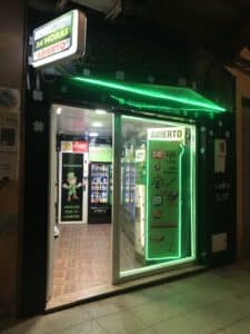 Fachada de la tienda automática Drugstore 24hs en Almería, abierta 24 horas.