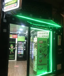 Fachada de la tienda automática Drugstore 24hs en Almería, abierta 24 horas.